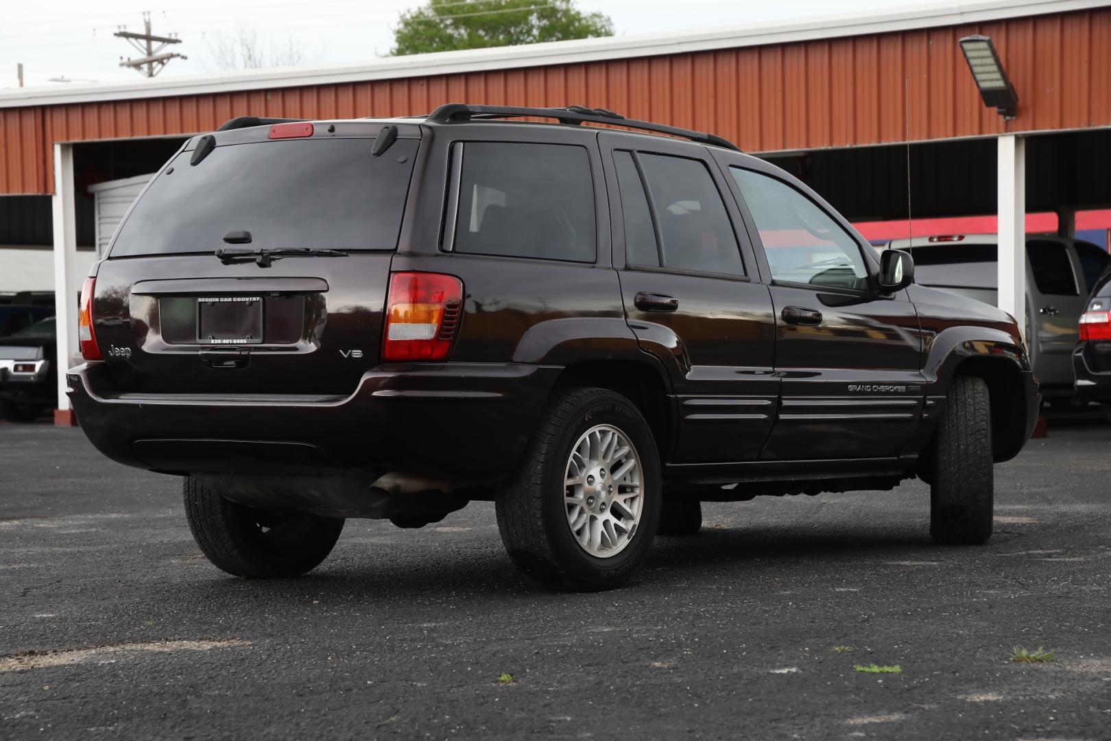 2004 PURPLE JEEP GRAND CHEROKEE Limited 2WD (1J8GX58N44C) with an 4.7L V8 SOHC 16V engine, 4-SPEED AUTOMATIC OR 5-SPEED AUTOMATIC transmission, located at 420 E. Kingsbury St., Seguin, TX, 78155, (830) 401-0495, 29.581060, -97.961647 - Photo#4